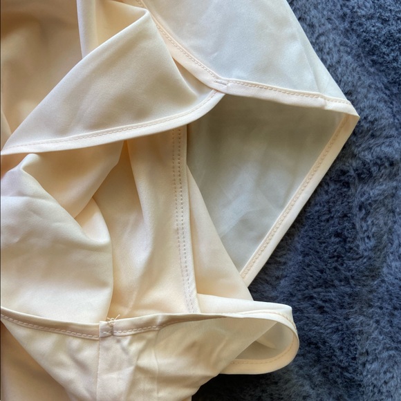 NWOT Dual Layer Nude Sports Shorts - Picture 4 of 4